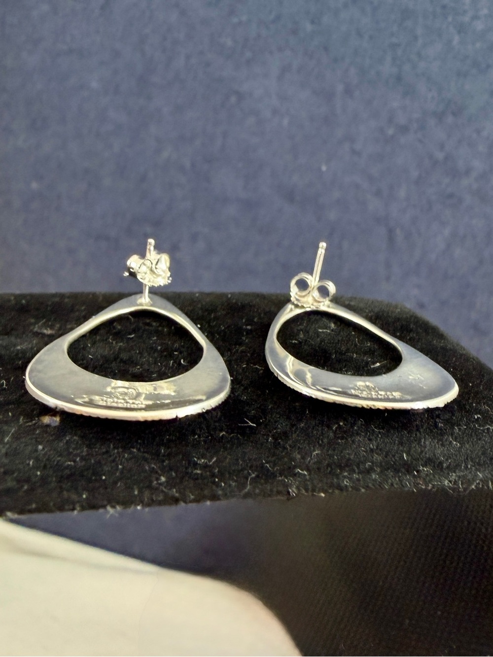 ELGIN TOM Navajo Sterling Silver Etched Carved Geometric Teardrop Stud Earrings - Picture 6 of 13